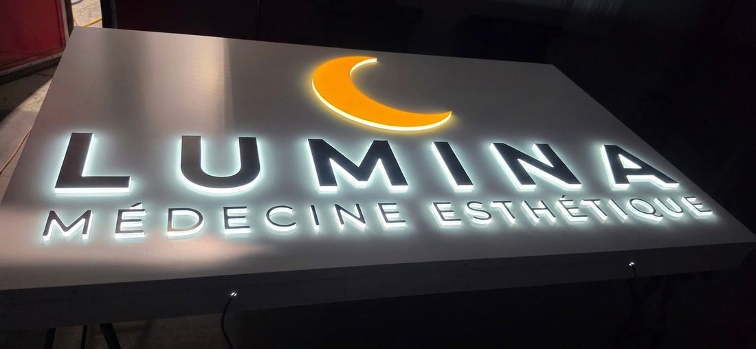 Illuminated push-through letter sign