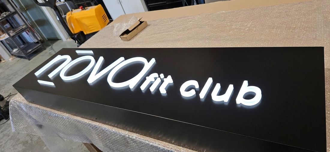 Illuminated push-through letter sign