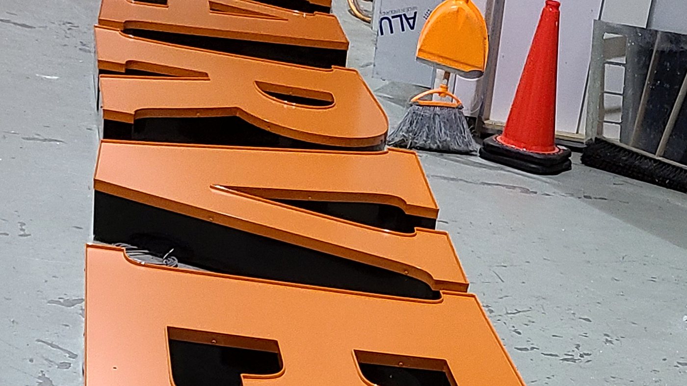 Large-format dimensional letters in the shop