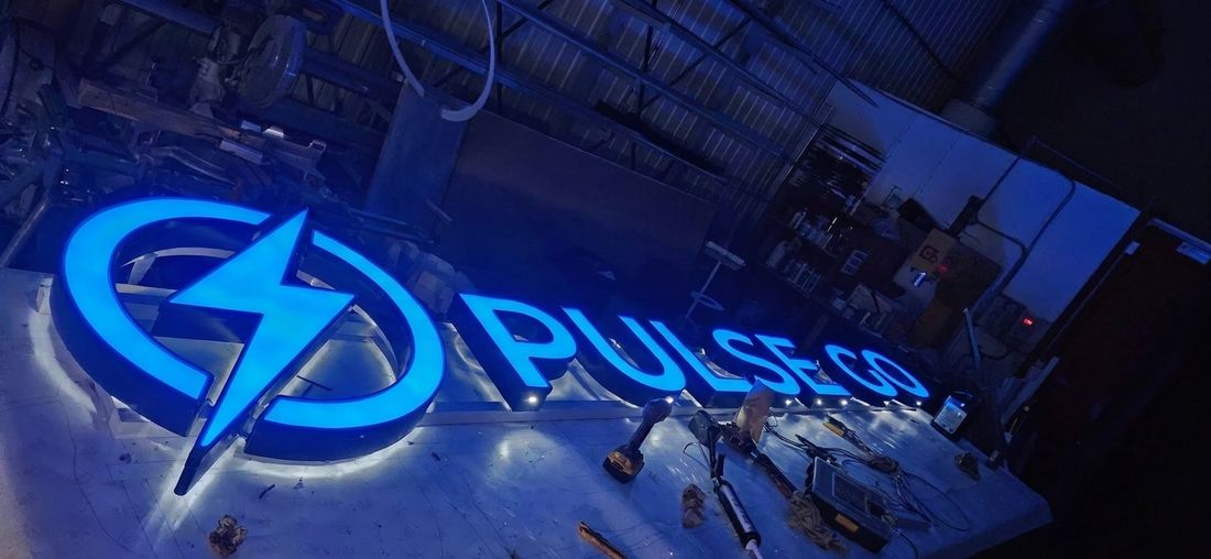 Lettres channel lumineuses avec logo, fabriquées en atelier