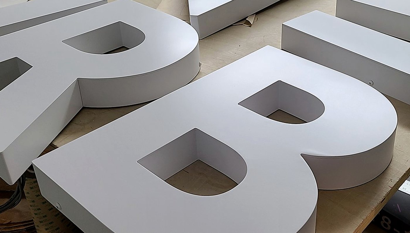 Lettres 3D rétroéclairées en préparation à l'atelier